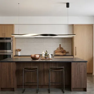 מנורת תלייה מעל אי פלוטו